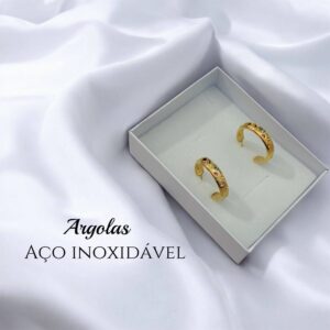brincos modernos em aço inoxidável com detalhes coloridos ouro
